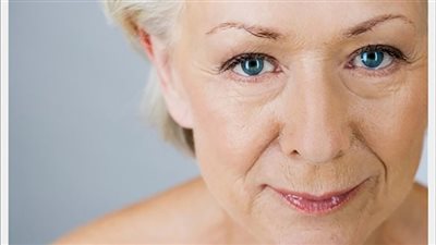 خبيرة تجميل تكشف علاج فعال لتجاعيد البشرة 