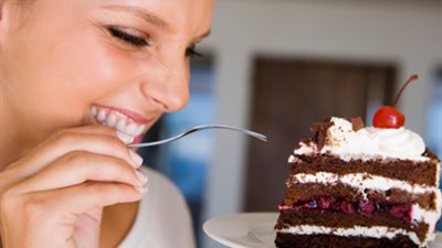 استشاري تغذية يُحذر من الحلويات في رمضان: «متكترش منها».. فيديو