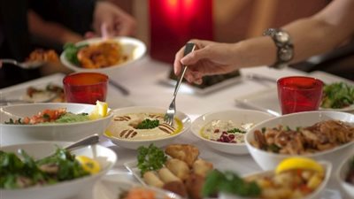 لو أنت عازم أو معزوم.. تعرف على «إتيكيت» الضيافة في رمضان.. فيديو