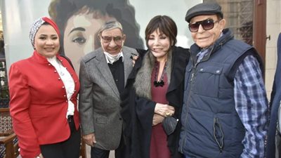 امرأة حرة.. إلهام شاهين تحضر حفل توقيع كتاب لبنى عبد العزيز