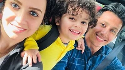 بصورة مع طفليهما.. عمرو جمال يعلن مرض زوجته (صورة)