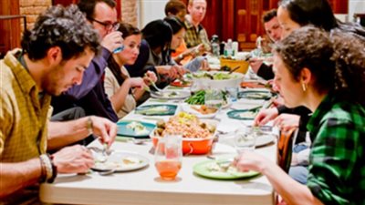 بنات فاتهن القطار يتجرعن المعاناة على موائد الإفطار.. و7 نصائح لتجاهل الغمز واللمز