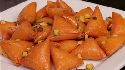 الشيف نجلاء الشرشابي توضح طريقة عمل سمبوسك بالجبنة 