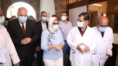 جولة لوزيرة الصحة بالصعيد.. وصرف شهر مكافأة لـ