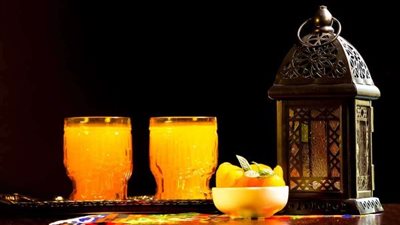 أغذية ومشروبات تفيد صحتك خلال رمضان.. استشاري مناعة يوضحها (فيديو)