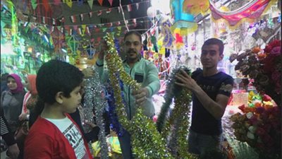 «من الإبرة للصاروخ».. زحام على شراء زينة رمضان في الخيامية.. فيديو