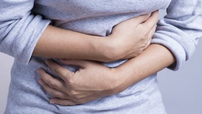 بطنى بتوجعنى وأنا صايمة؟ إخصائية تكشف أسباب آلام البطن فى رمضان وطرق علاجها 