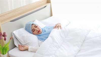 لماذا يعجز الصائمون عن النوم في نهار رمضان؟.. طبيب يوضح روشتة العلاج