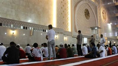 هل يشترط أداء صلاة التراويح في جماعة؟.. أزهري: «الرسول قال لا».. (فيديو)