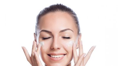 فتاوى رمضان 2021| هل تبطل الكريمات المرطبة للبشرة الصوم؟