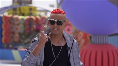 خطيرة على فروة الرأس وتكلفتها عالية.. سر تسريحة شعر رامز جلال