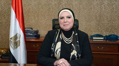 وزيرة الصناعة: أصلي التراويح في بيتي وماليش في العزومات | فيديو