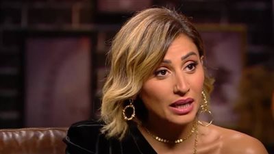 شاهد.. رعب دينا الشربيني داخل كبسولة الهوب دروب في «رامز عقله طار»