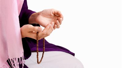 ما حكم الاغتسال من الجماع بعد آذان الفجر في رمضان؟ (فيديو)