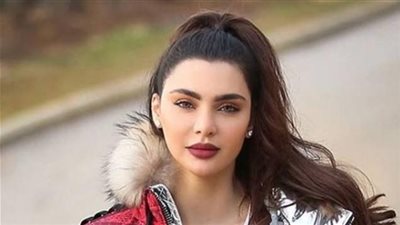 قبلة ساخنة تزيدها إثارة.. قمر تعود للأضواء مجددًا (فيديو)