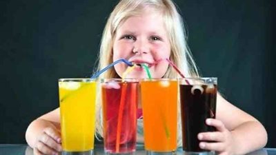 الطريقة المثالية لتغذية الأطفال.. هذه المشروبات ممنوعة!