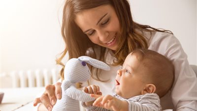 إزاي أعلم ابني الكلام بسرعة؟.. خبير نفسي يُجيب