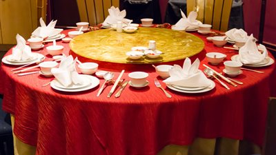 ماهي قواعد ترتيب الملاعق والشوك على السفرة؟.. خبيرة إتيكيت تُجيب