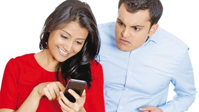 لتجنب المشاكل.. طريقة التعامل مع الزوج الغيور
