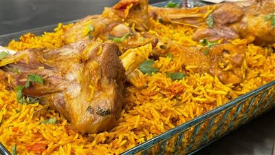 سفرة رمضان 2021.. طريقة عمل كبسة بالموز الضاني والدجاج بالبهارات الخليجية