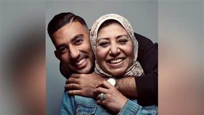 أحمد كوكا يحتفى بوالدته: «كل شيء بالنسبة لي» (صورة)