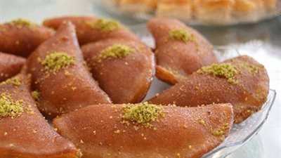 سفرة رمضان 2021| طريقة عمل قطايف بكريمة التمر .. فيديو