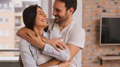 ماذا تحتاج المرأة من الرجل؟.. السر في لغات الحب الخمس 