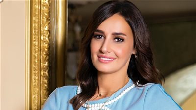 على شاطئ البحر.. حلا شيحة تناجي الله وتدافع عن معز مسعود (فيديو)