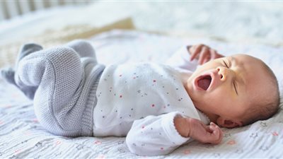 لحديثي الولادة.. أسباب نقص السكر في الدم عند الأطفال