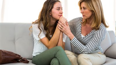 «لو خايفة على بنتك».. 9 نصائح مهمة للتعامل مع الفتيات في سن المراهقة