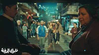 «ملوك الجدعنة» الحلقة 10| دلال عبد العزيز تُضحي بنفسها من أجل ابنها (فيديو)