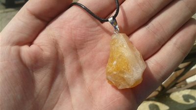 يحررك من الجشع والطمع.. فوائد خارقة لحجر السترين الكريم