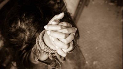 زعمت اختطاف ابنتها.. الكاميرات تفضح حيلة ربة منزل لتغيير محل إقامتها