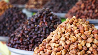 لـ«الستات».. إليكِ أفضل أنواع التمور وأسعارها