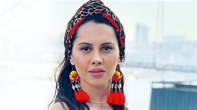 جولة داخل منزل ياسمين رئيس: ألوان زاهية وديكورات رقيقة (فيديو وصور)