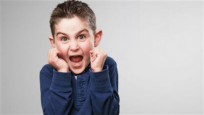 «ابني بيعلي صوته عليا».. إزاي أتعامل معاه؟ (فيديو)