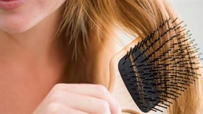 استشاري أمراض جلدية يوضح أضرار ارتفاع درجة الحرارة على الشعر.. فيديو