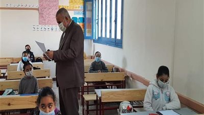 طلاب 6 ابتدائي يؤدون امتحان شهر أبريل