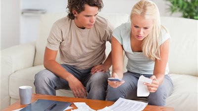 واجب على الزوج.. مستشار المفتي: المرأة غير ملزمة بالمساعدة في مصروف البيت