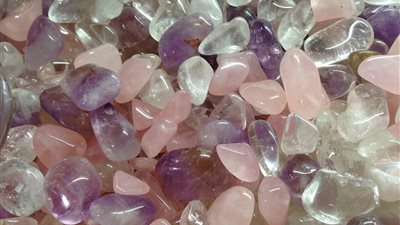 يُساعد على تحسين العلاقات.. ماهي فوائد حجر الكوارتز؟