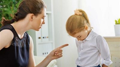 الطرق الصحيحة والخاطئة في عقاب الأطفال (فيديو)