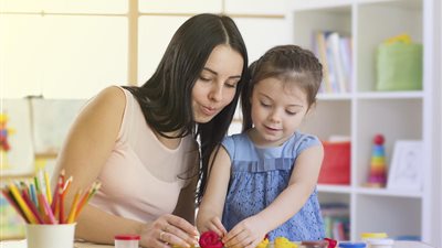 خبيرة نفسية للأمهات: «خلوا بالكم من تصرفاتكم أطفالكم صفحة بيضاء»