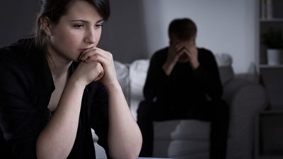 زوجي له صديقة مُقربة.. كيف أتعامل معها؟