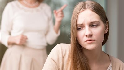 خبيرة نفسية تحذر من ضرب المراهقات.. وتضع روشتة التعامل معهن