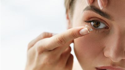 لـ«البنات».. احذري ارتداء العدسات اللاصقة أثناء السباحة لهذه الأسباب