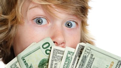 أمهات يتساءلن: «ولادي بيحبوا الفلوس.. نتعامل ازاي؟».. متخصصة تُجيب