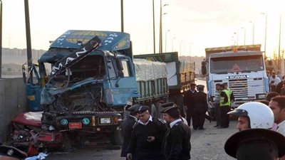 انقلاب «تريلا» على سيدة أثناء عبورها الطريق الصحراوي