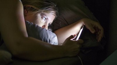 بينها الإصابة بالأورام.. تأثيرات ضارة للهواتف المحمولة داخل غرف النوم