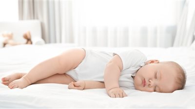 ازاي أعوّد طفلي على النوم؟.. تحذيرات السرير الهزاز 