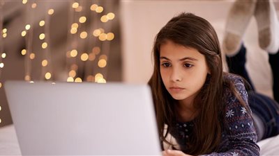 «بنتي بتتفرج على أفلام إباحية فماذا أفعل؟».. أخصائية نفسية: «صاحبيها مش عيب»